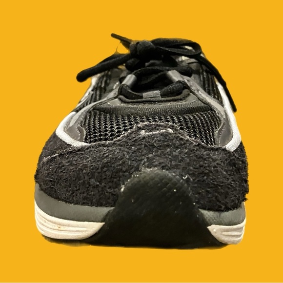 Nike Air Max Bliss Sneakers - Women’s Size 8 (Black, White, Gray)​ - Picture 5 of 6